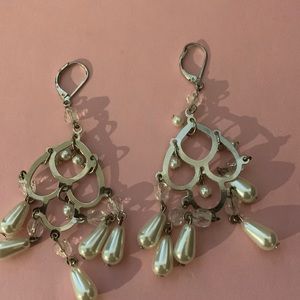 Beautiful faux pearls earrings 3”